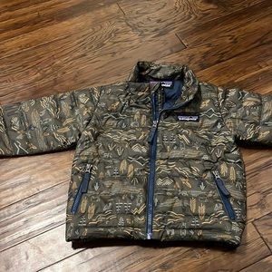 Patagonia puffer 6-12 month Jacket runs big allows for a long time fitting